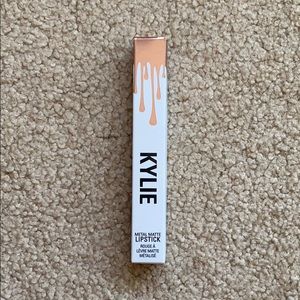 Kylie Metal Matte Lipstick in Heir